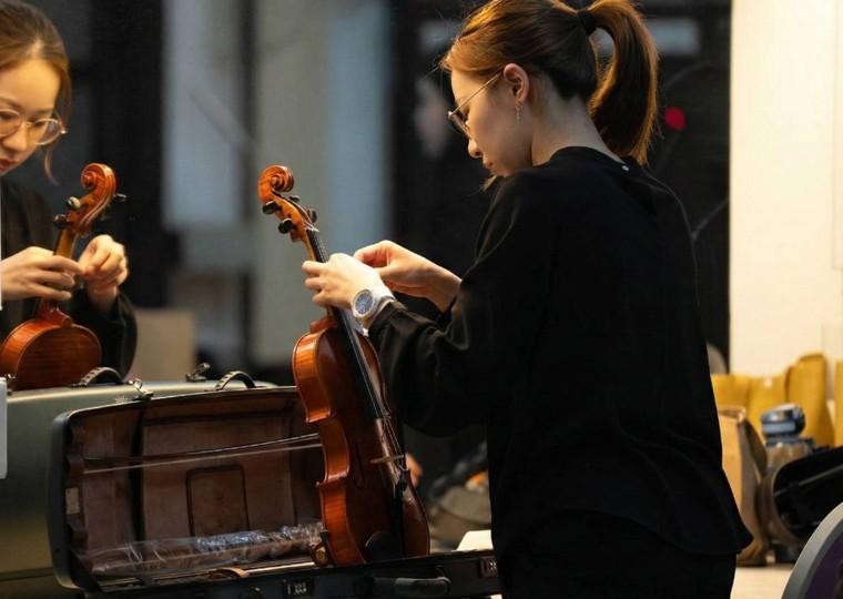 創辦人 Alice 在教學現場調整小提琴