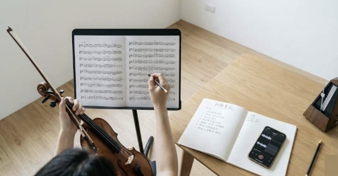 成人學生練習小提琴與舞台準備